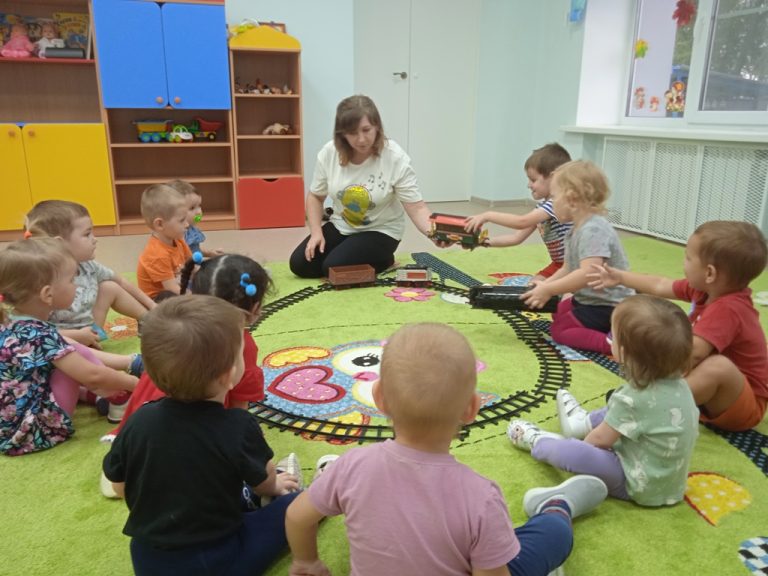 Подробнее о статье Профилактическое мероприятие в младшей группе «Осторожно поезд!»