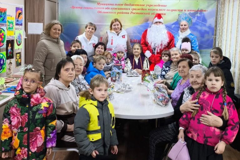 Подробнее о статье Дошколята, родители и наставники Первых детского сада «Сказка» сделали новогодние подарки пожилым людям