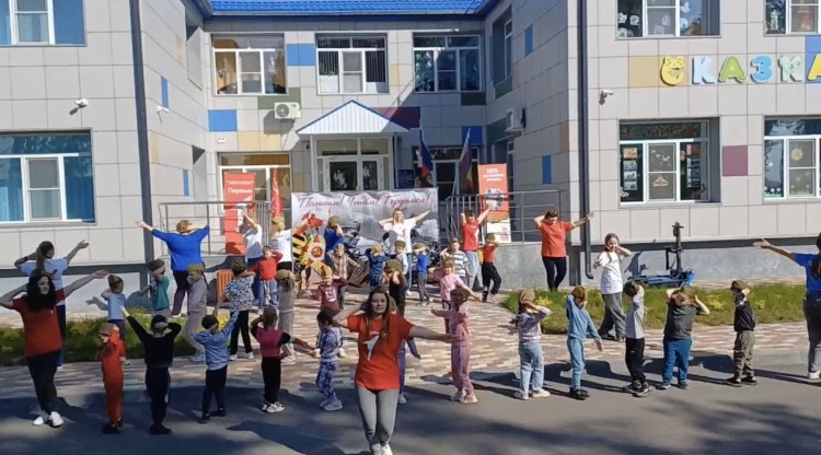 Подробнее о статье Флешмоб «Героям России — СЛАВА!»