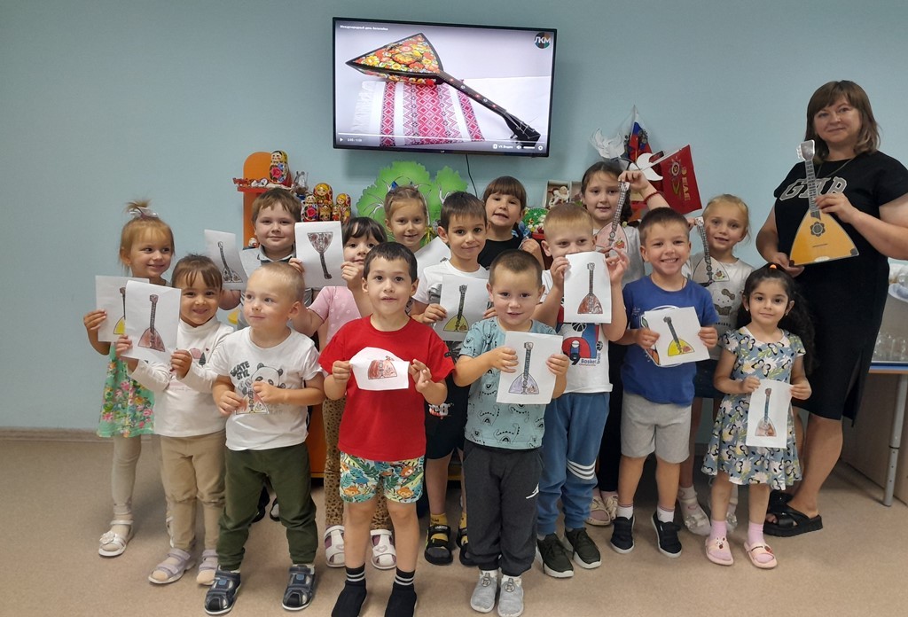 Вы сейчас просматриваете День балалайки