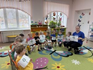 Подробнее о статье Воспитанники познакомились с березой!