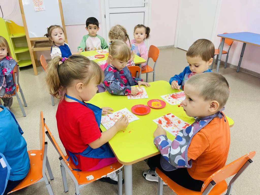 Вы сейчас просматриваете В группе прошло творческое занятие: малыши рисовали осенние листочки палочками